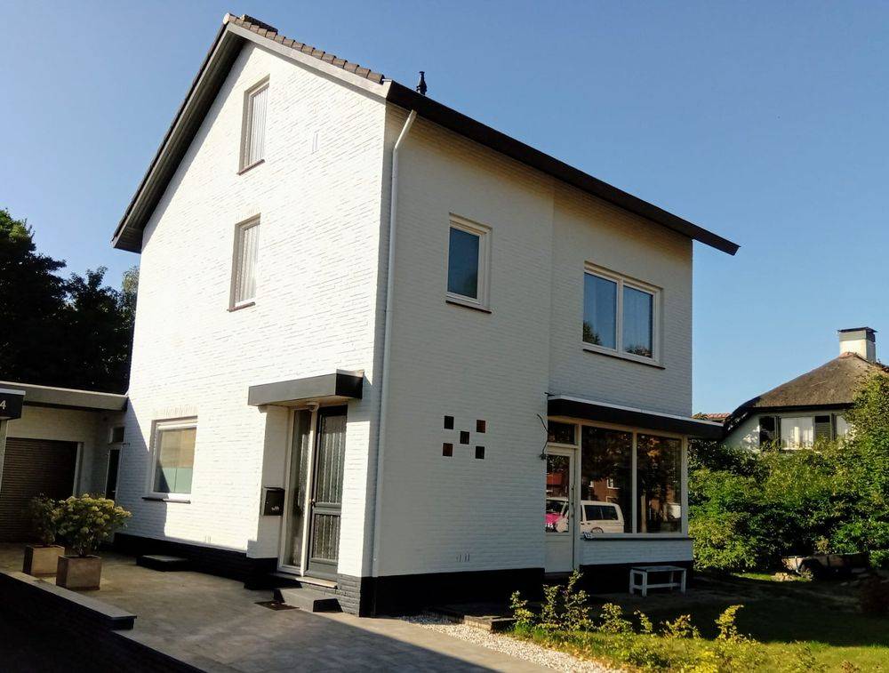 Gevelschilderwerk voor en na in Pey-Echt (Dorpstraat) — foto 2