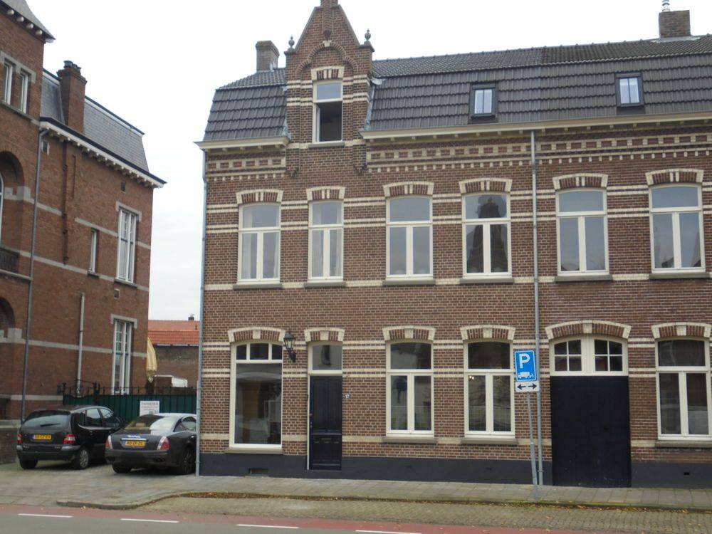 Monumentaal herenhuis in Weert (Emmasingel)
